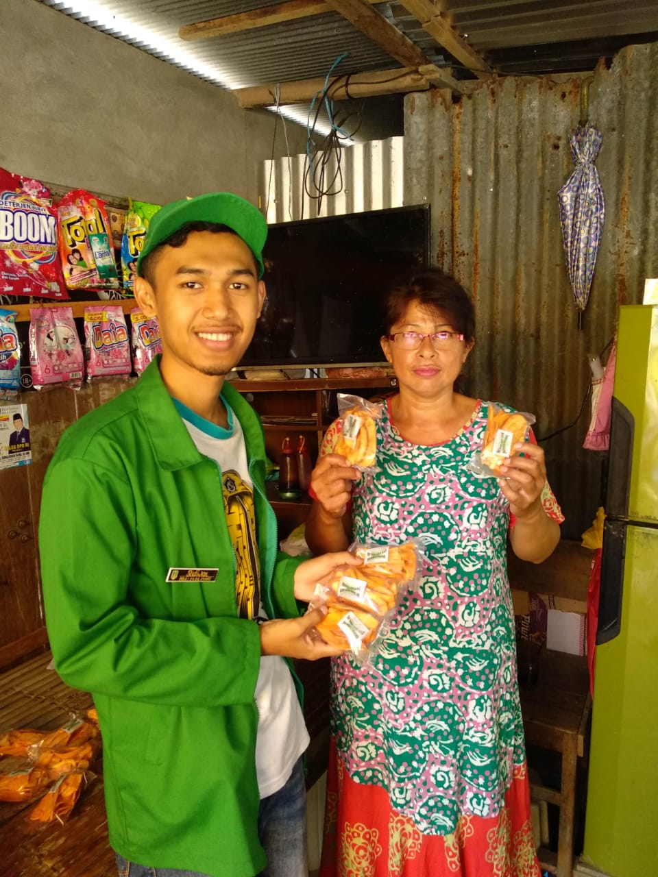 Gambar KKN UINAM Posko Desa Bunga Perkenalkan Pengolahan Keripik Pisan